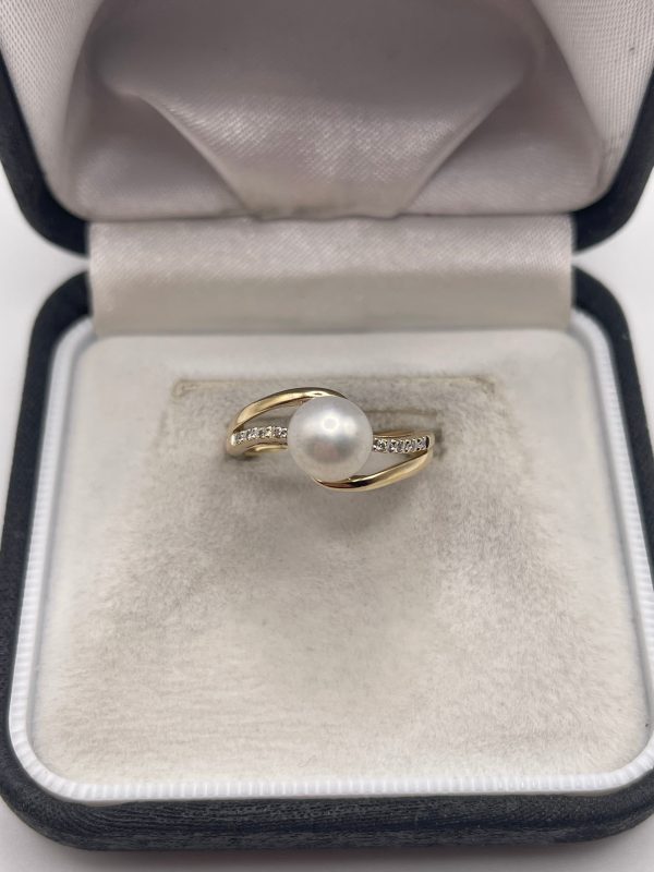 9ct gold pearl and diamond ring Fashion